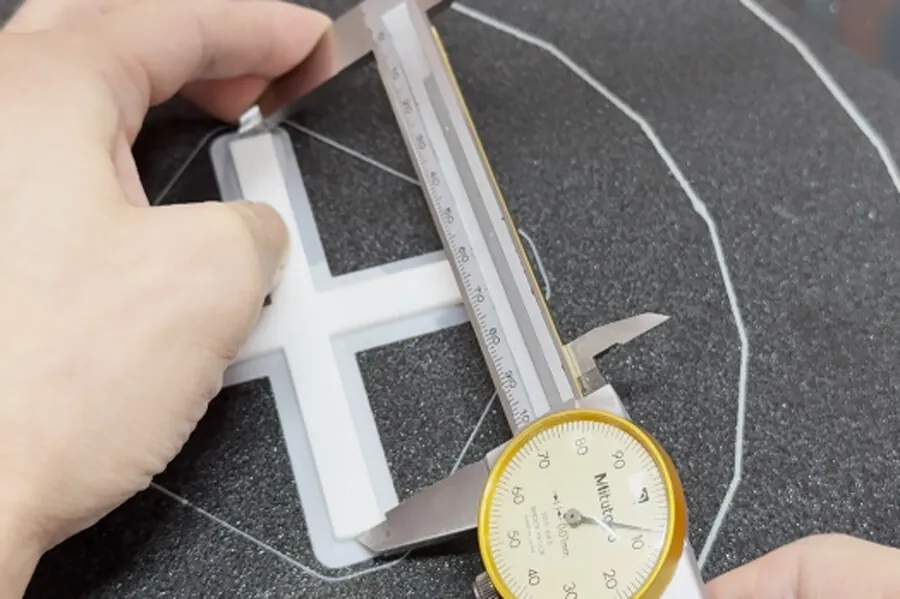 PING 3D Printer 台灣3D列印機廠商-大型雙料3D列印機D450/D600/D800-B-一個人，用游標卡尺在校正設備-min