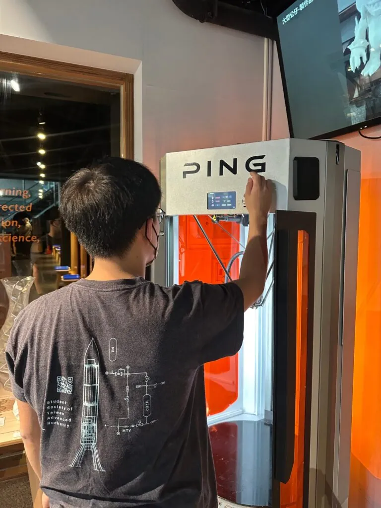 操作PING台灣製造3D列印機進行列印作業
