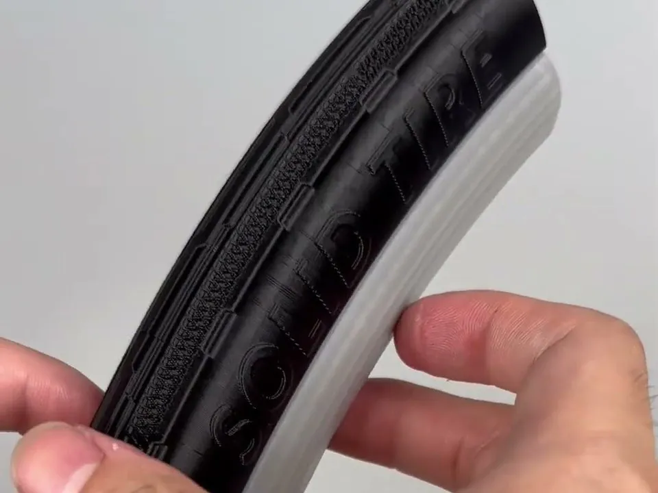 3D列印軟硬結合腳踏車輪胎，黑色軟質胎面與白色硬質內圈